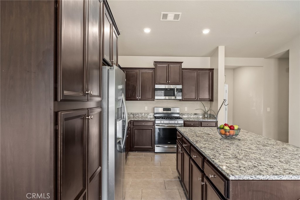 701 Strada, Lemoore, CA 93245