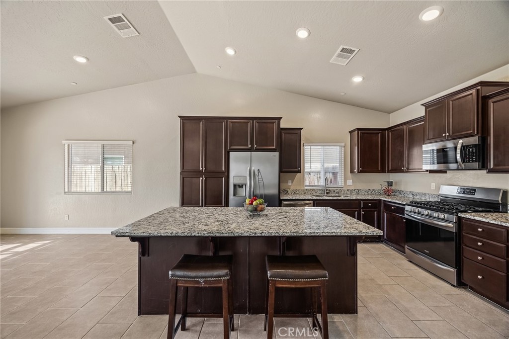 701 Strada, Lemoore, CA 93245