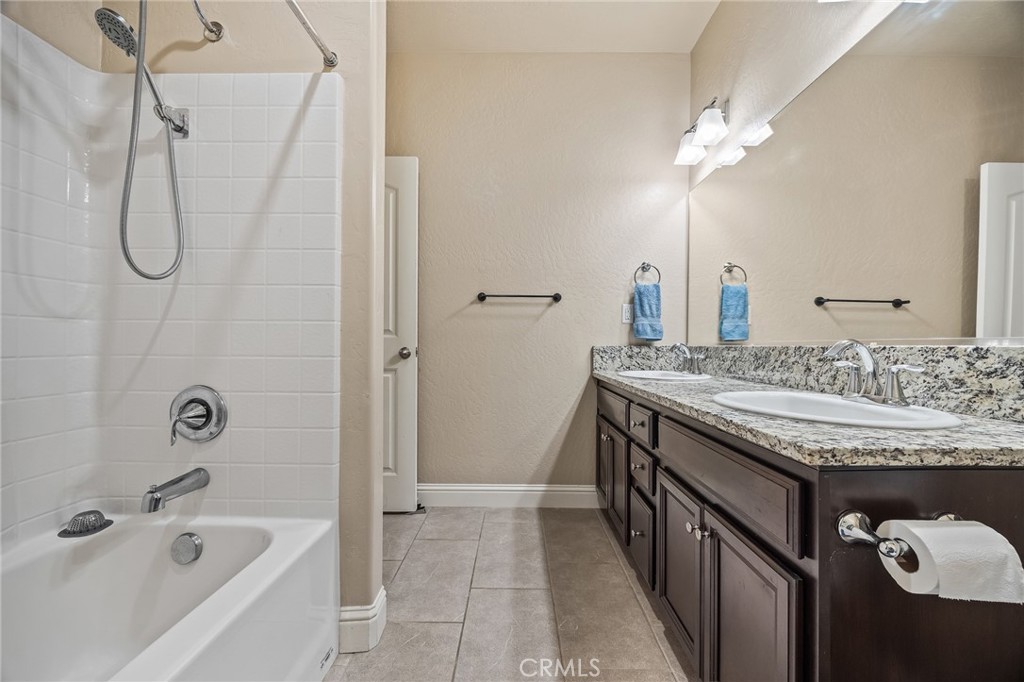 701 Strada, Lemoore, CA 93245