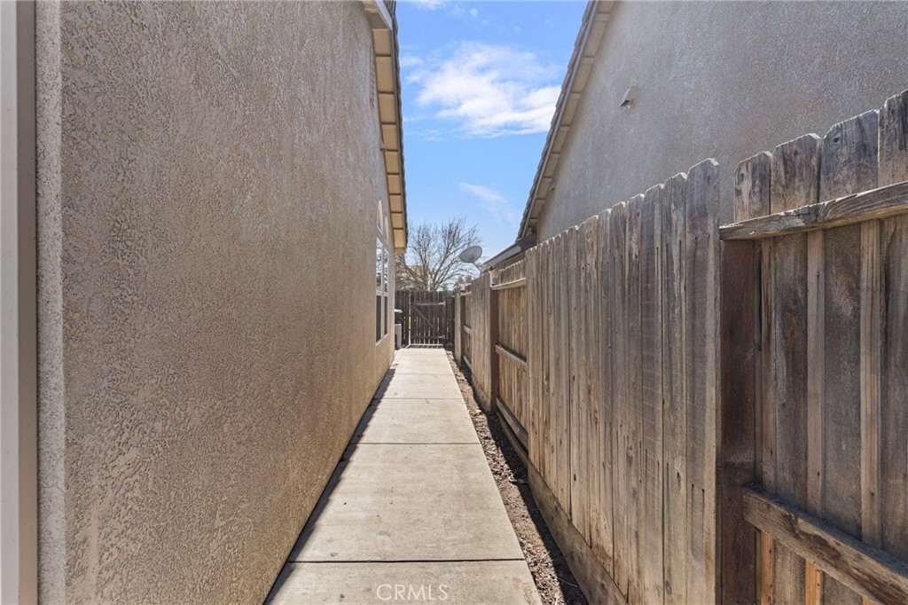 2887 Evergreen Ct, Livingston, CA 95334