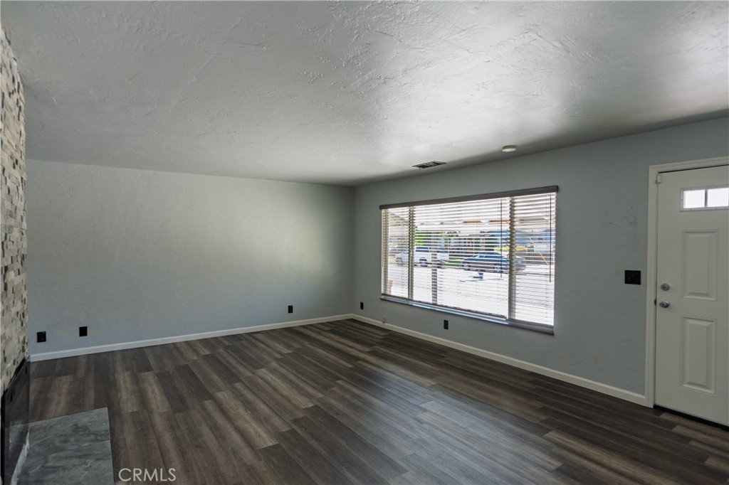 27 Emerald Dr, Merced, CA 95340