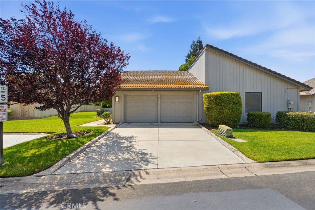 1698 W N Tollhouse Ln, Clovis, CA 93611