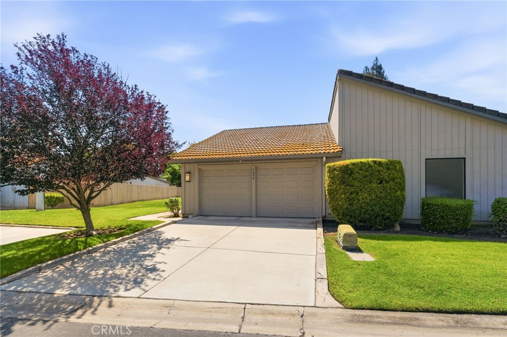 1698 W N Tollhouse Ln, Clovis, CA 93611