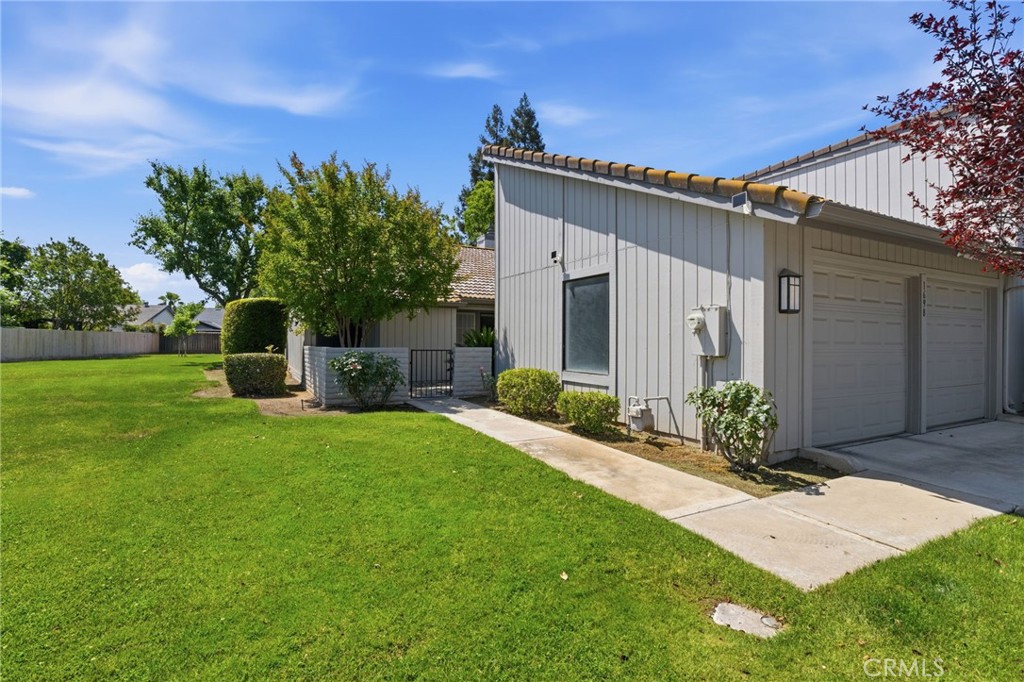 1698 W N Tollhouse Ln, Clovis, CA 93611