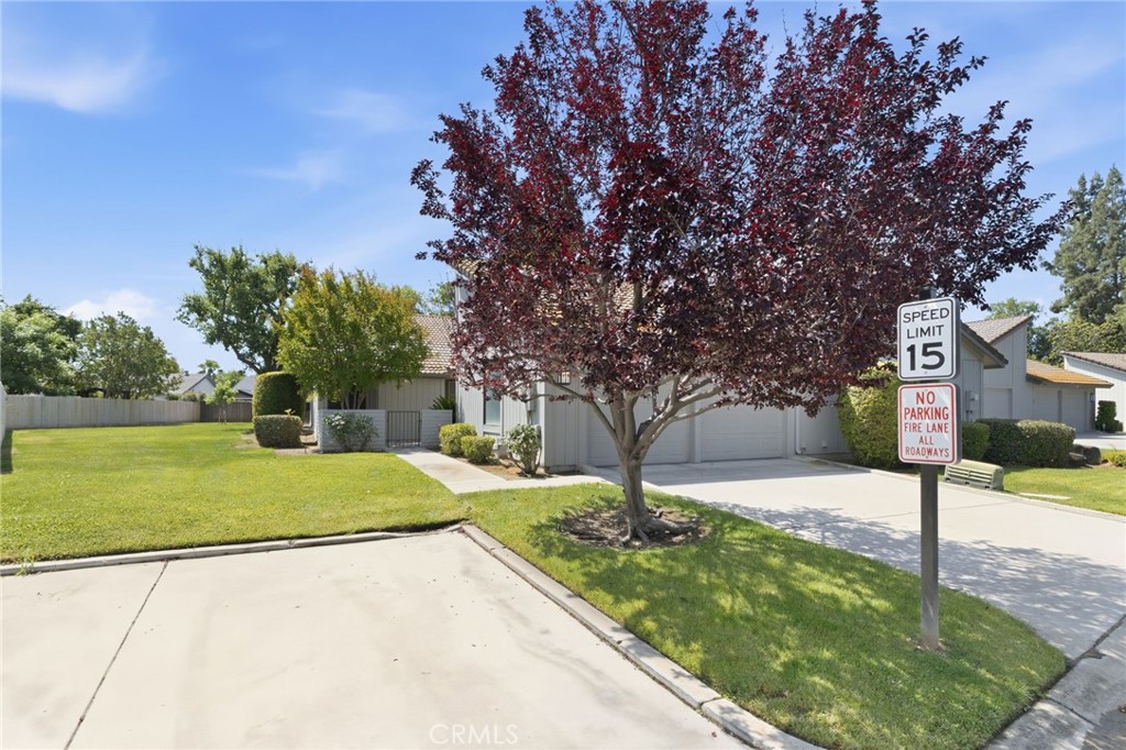 1698 W N Tollhouse Ln, Clovis, CA 93611