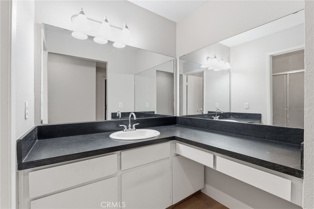 1698 W N Tollhouse Ln, Clovis, CA 93611