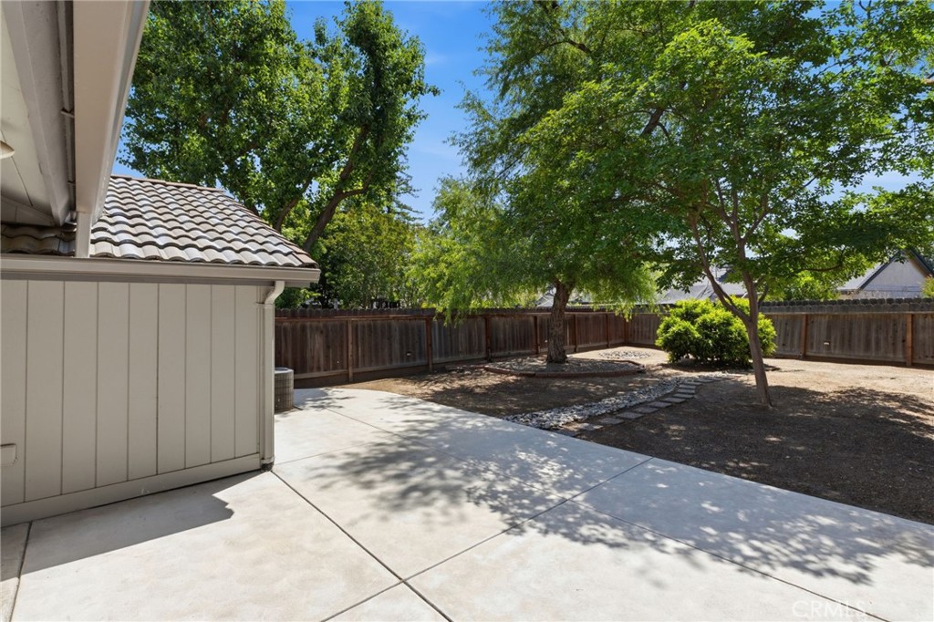 1698 W N Tollhouse Ln, Clovis, CA 93611