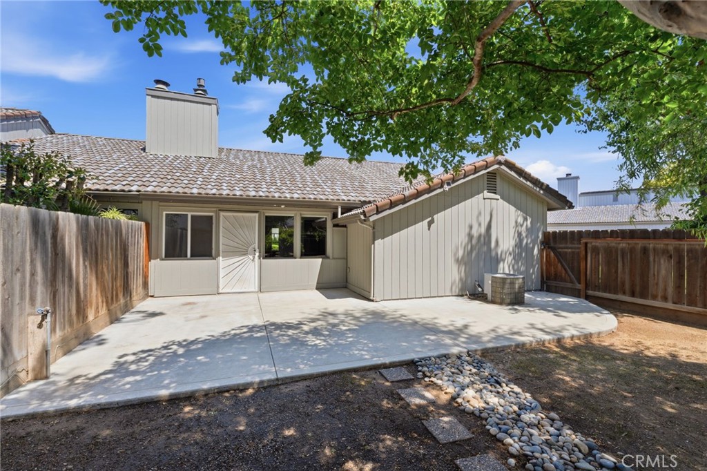 1698 W N Tollhouse Ln, Clovis, CA 93611