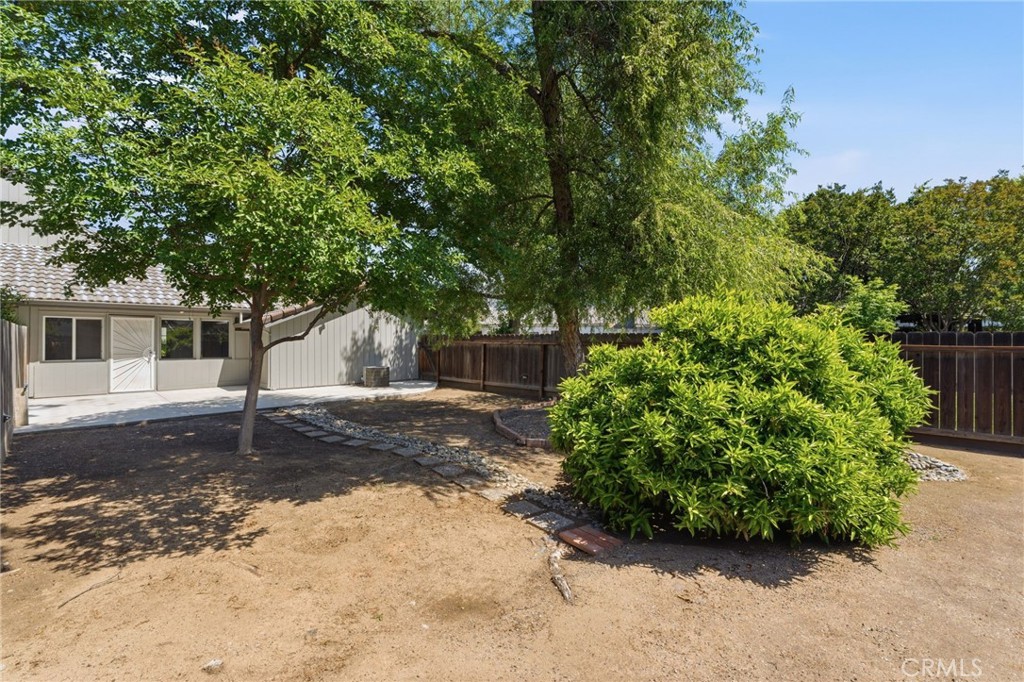 1698 W N Tollhouse Ln, Clovis, CA 93611