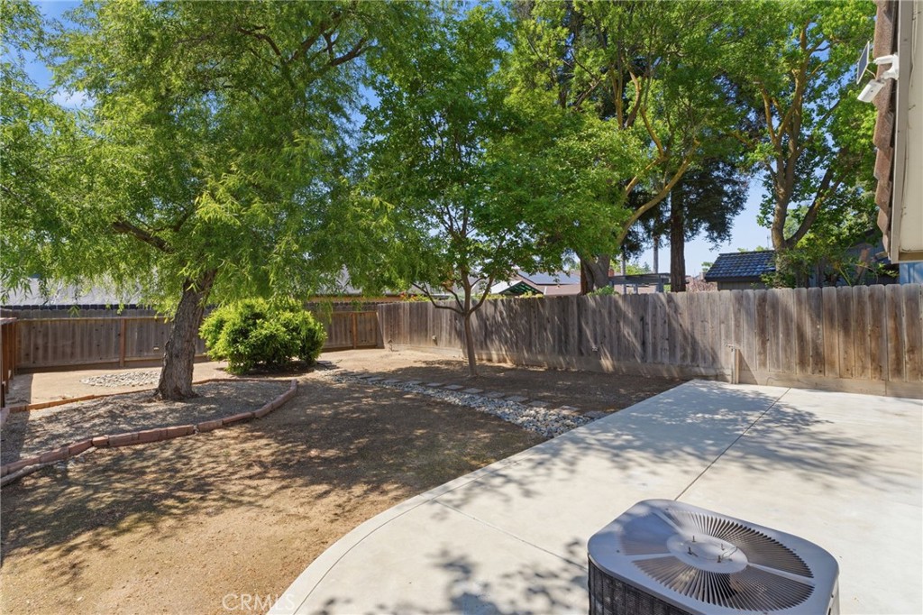 1698 W N Tollhouse Ln, Clovis, CA 93611