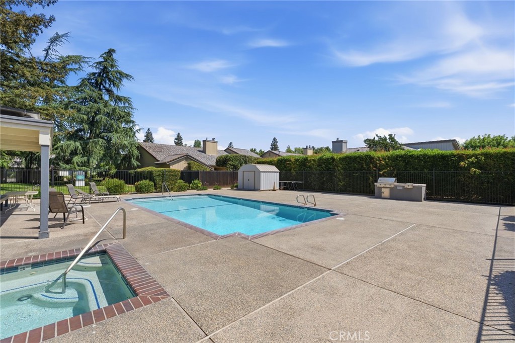 1698 W N Tollhouse Ln, Clovis, CA 93611