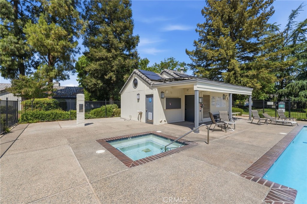 1698 W N Tollhouse Ln, Clovis, CA 93611