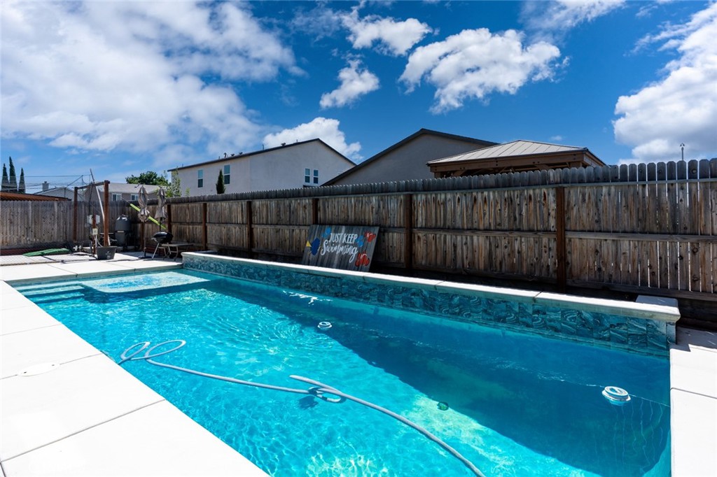 1807 Patricia Ct, Los Banos, CA 93635