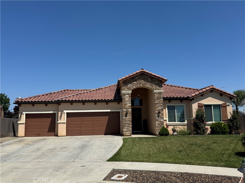 16004 W Ashli Ave, Kerman, CA 93630