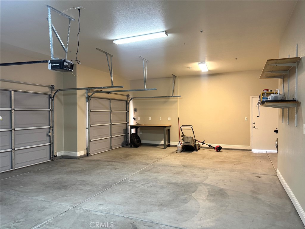 16004 W Ashli Ave, Kerman, CA 93630