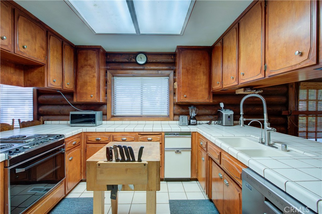 15686 Cozzi Ave, Dos Palos, CA 93620