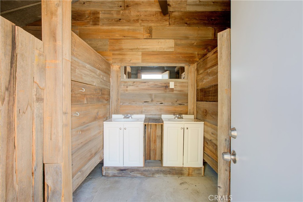 15686 Cozzi Ave, Dos Palos, CA 93620