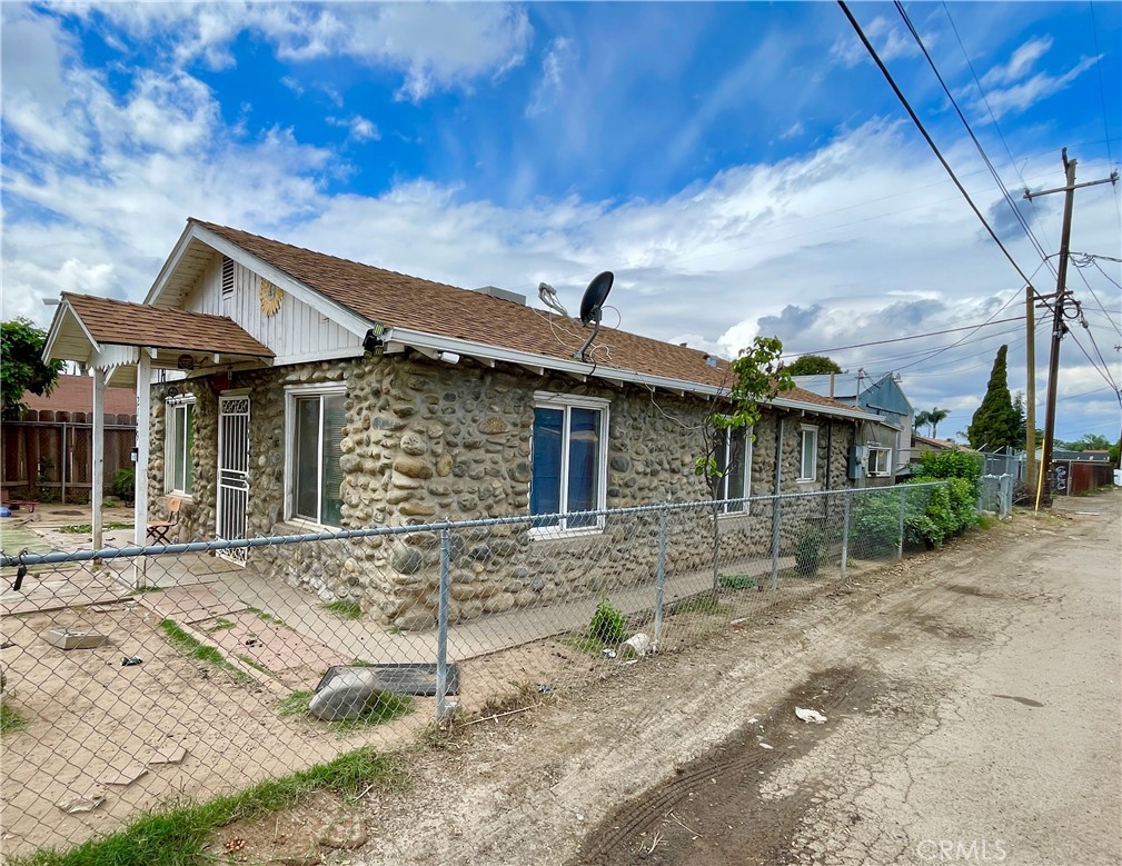 1799 E 21st St, Merced, CA 95340