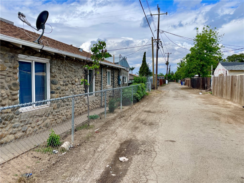 1799 E 21st St, Merced, CA 95340