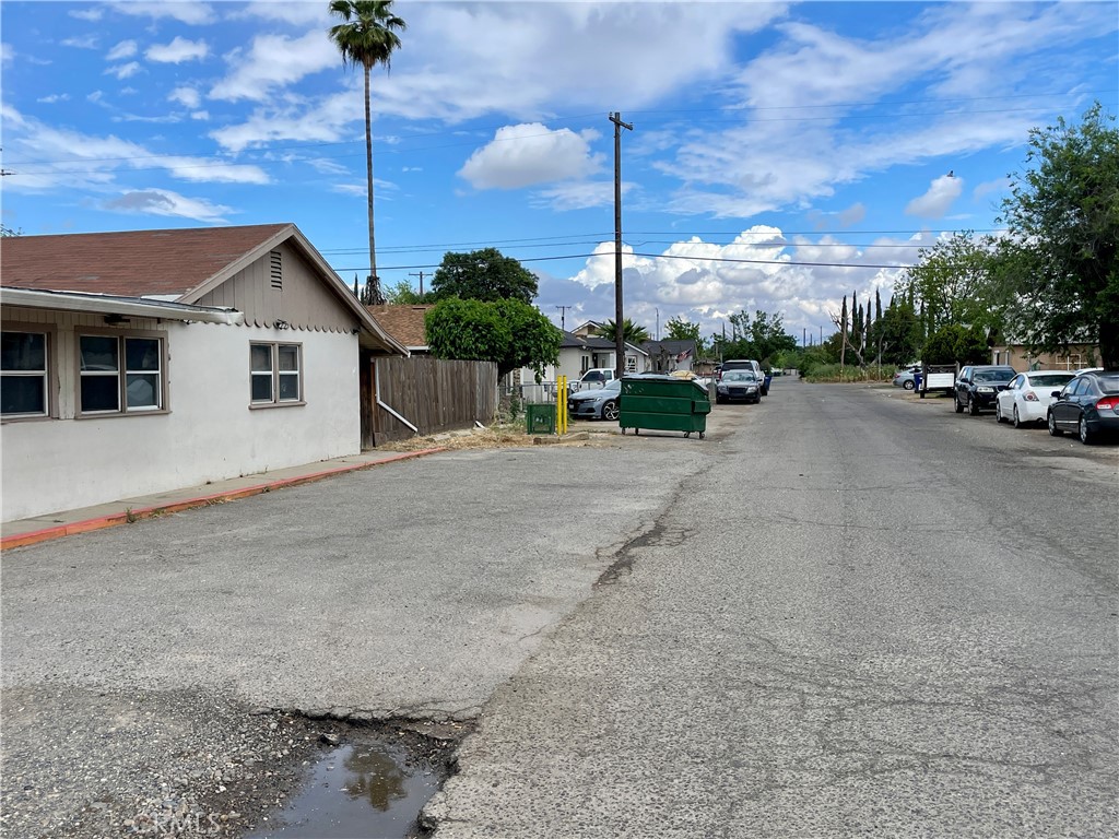 1799 E 21st St, Merced, CA 95340