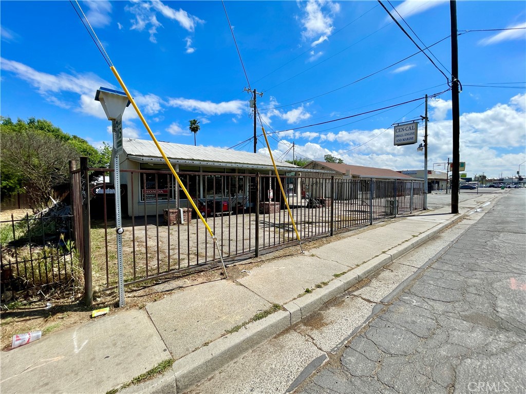 1785 E 21st St, Merced, CA 95340