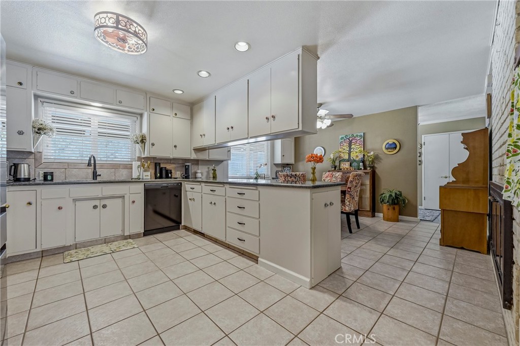 6090 Country Club Pl, Merced, CA 95340