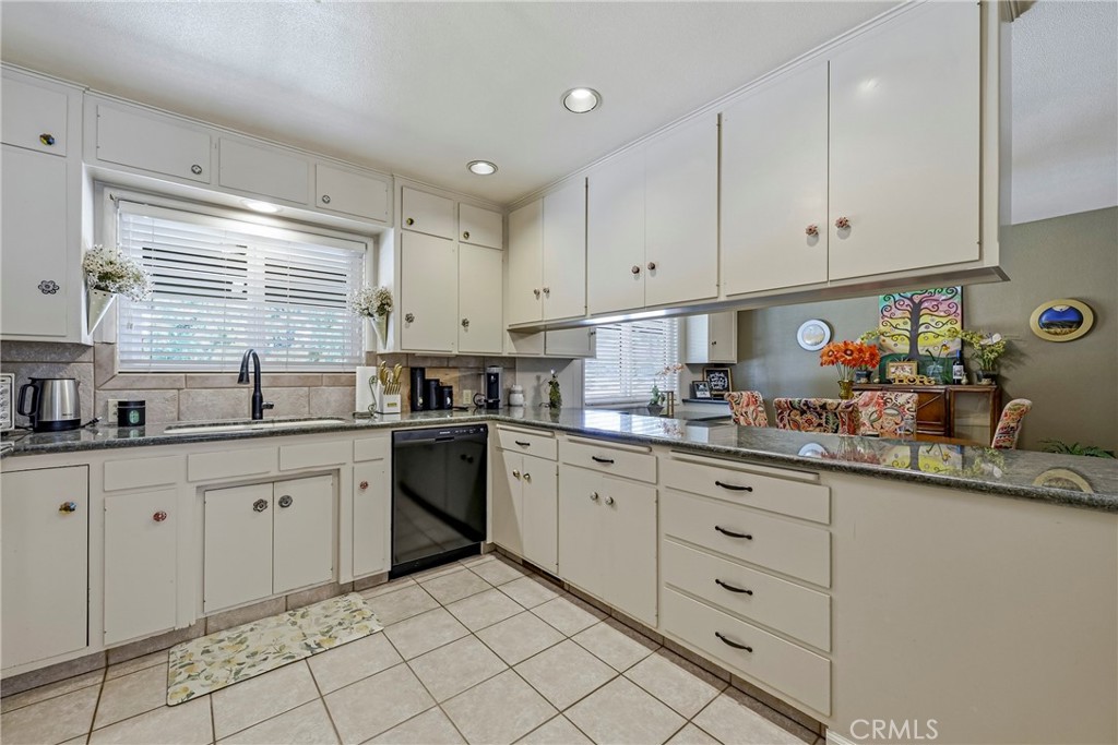 6090 Country Club Pl, Merced, CA 95340