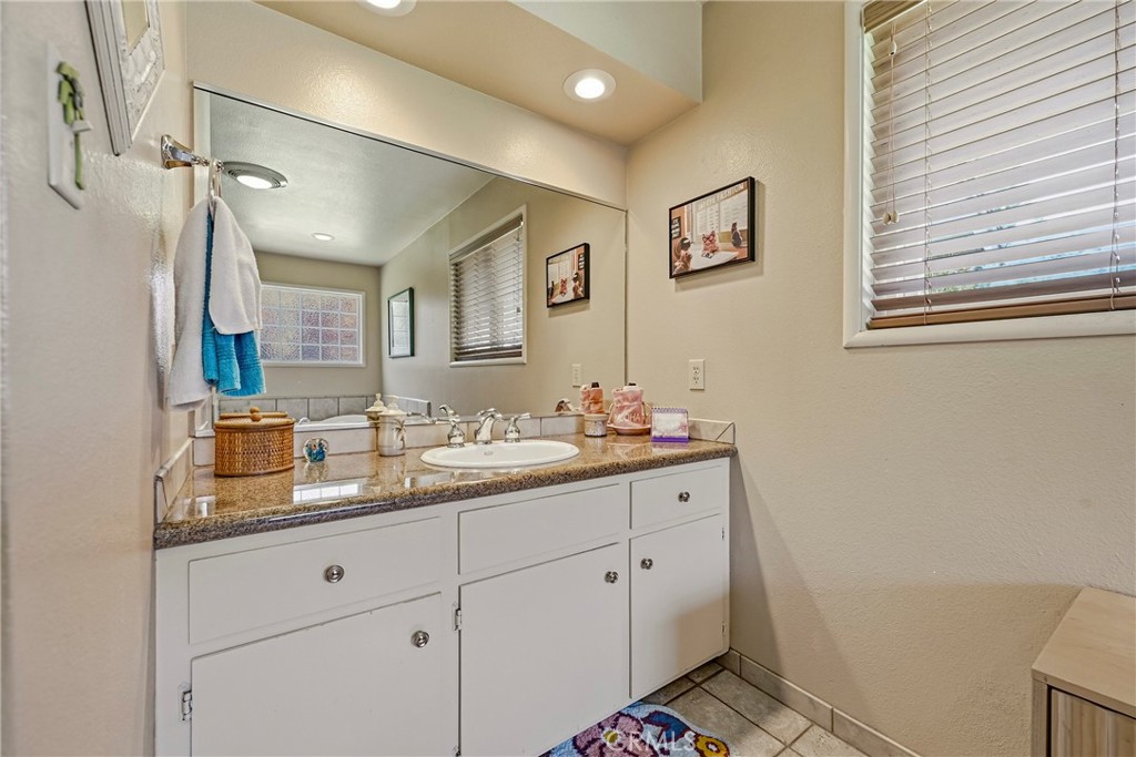 6090 Country Club Pl, Merced, CA 95340