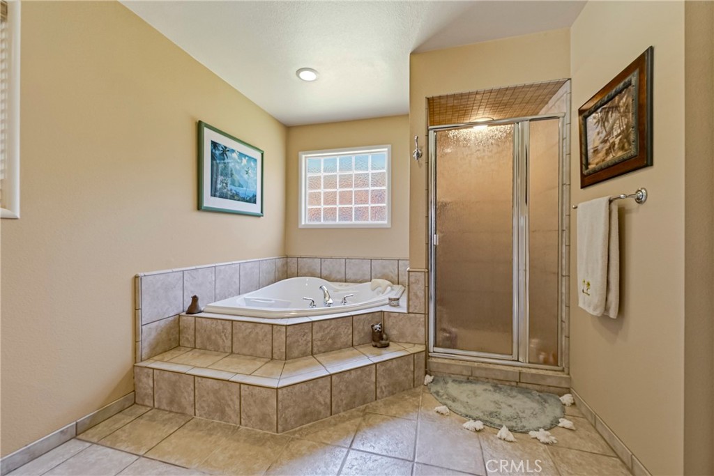 6090 Country Club Pl, Merced, CA 95340