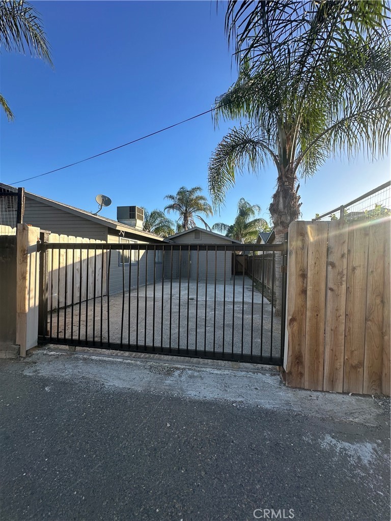 268 E 10th St, Merced, CA 95341