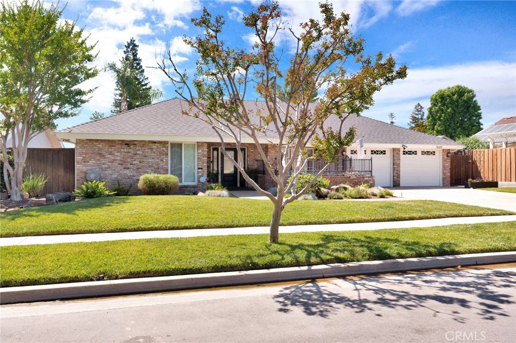 7495 N Flora Ave, Fresno, CA 93720
