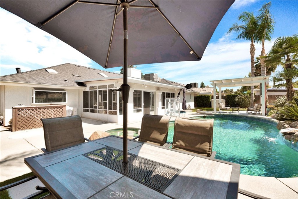 7495 N Flora Ave, Fresno, CA 93720