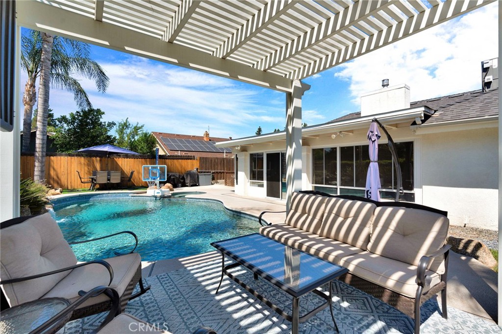 7495 N Flora Ave, Fresno, CA 93720