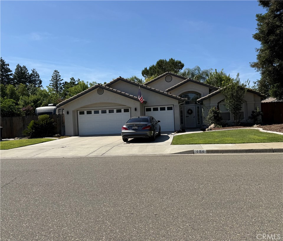 954 Calaveras, Chowchilla, CA 93610