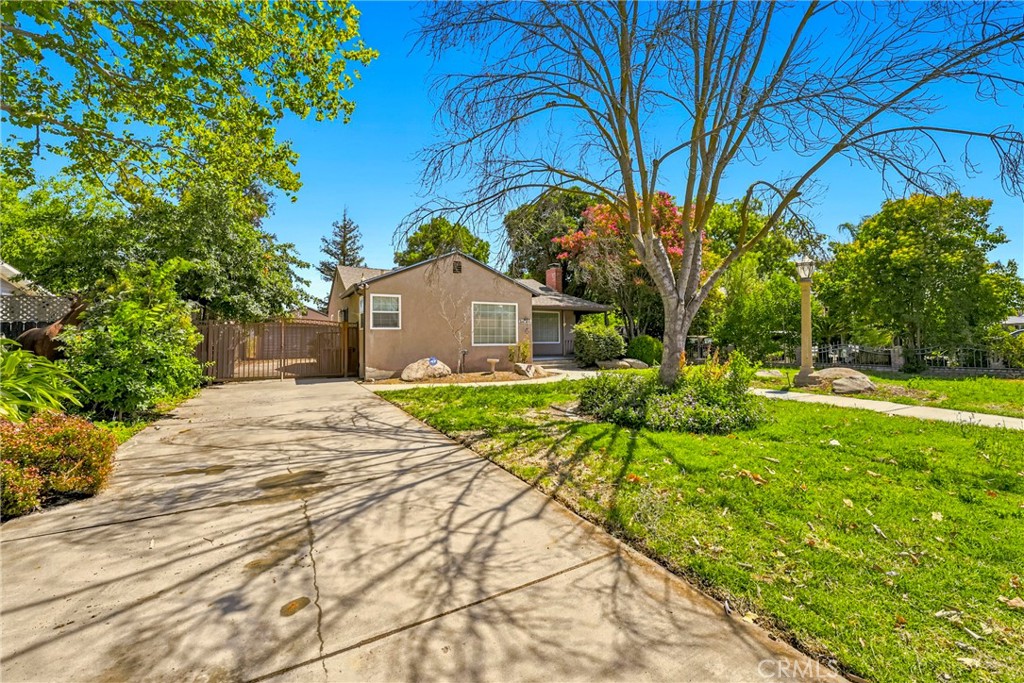 1221 E 21st St, Merced, CA 95340