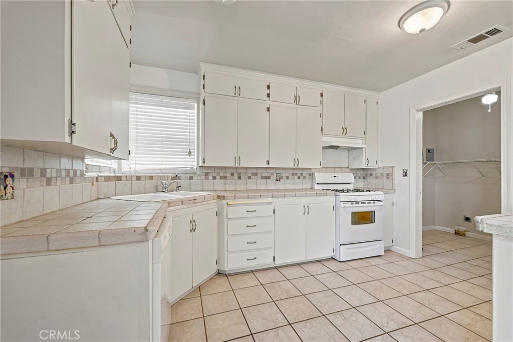1221 E 21st St, Merced, CA 95340