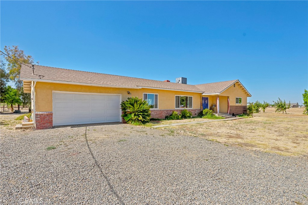11215 E Childs Ave, Le Grand, CA 95333