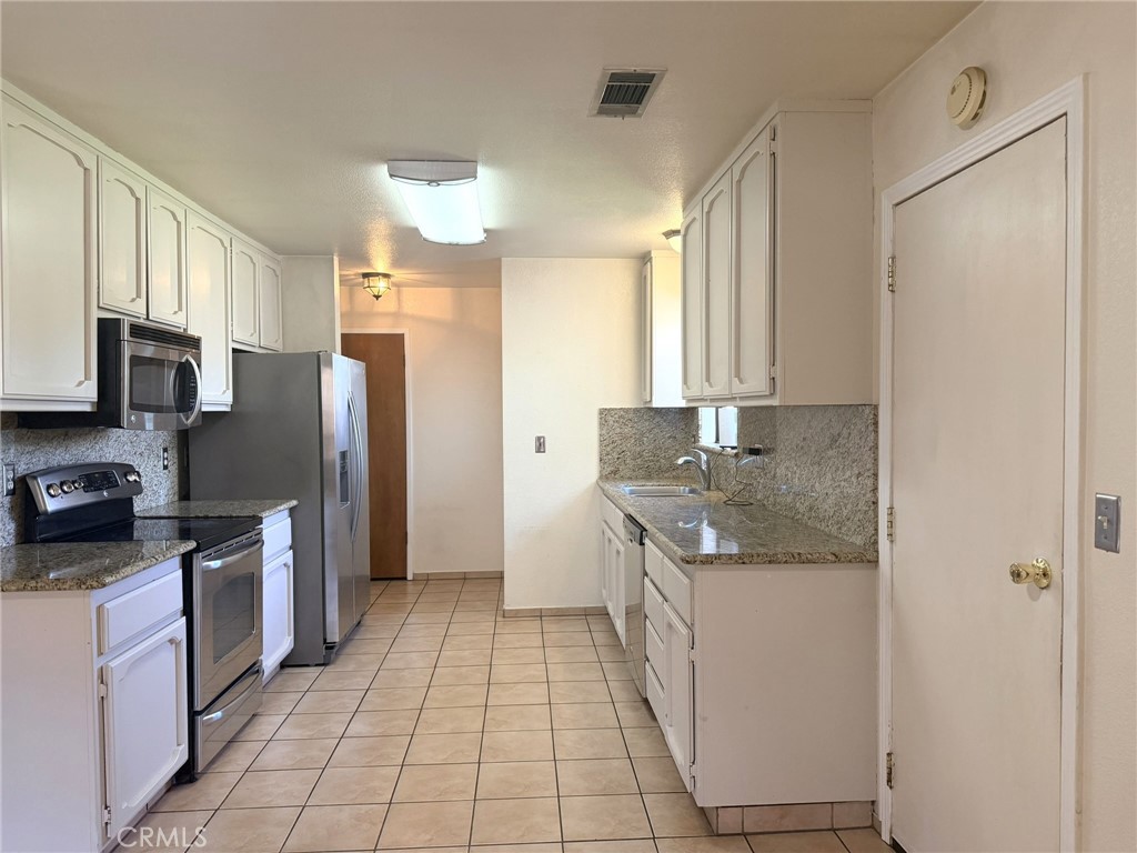 33 E Wallis, Gustine, CA 95322