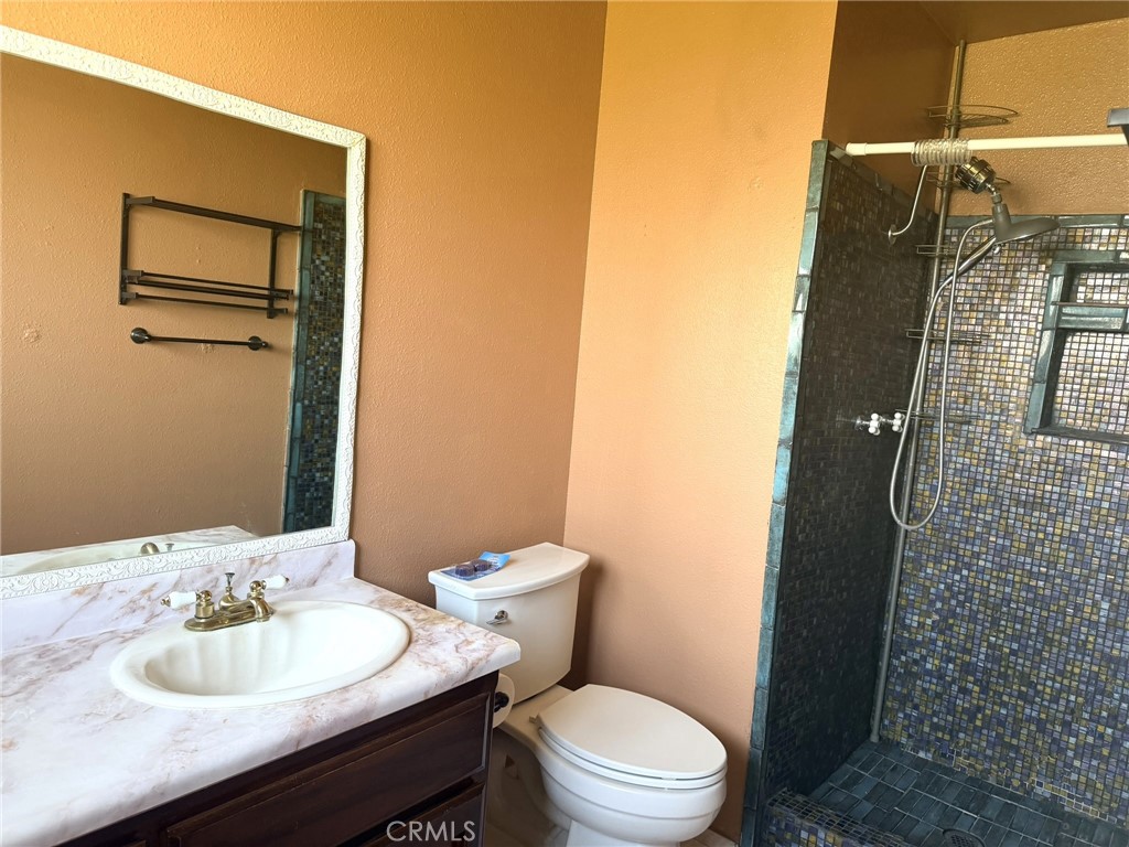 33 E Wallis, Gustine, CA 95322