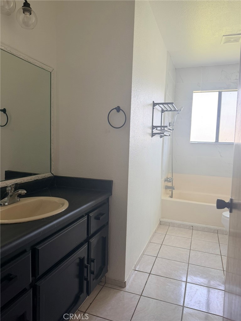 33 E Wallis, Gustine, CA 95322