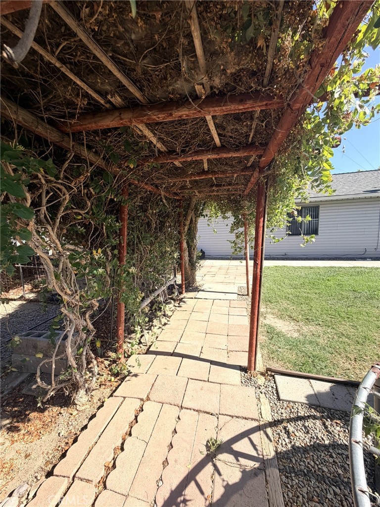 33 E Wallis, Gustine, CA 95322