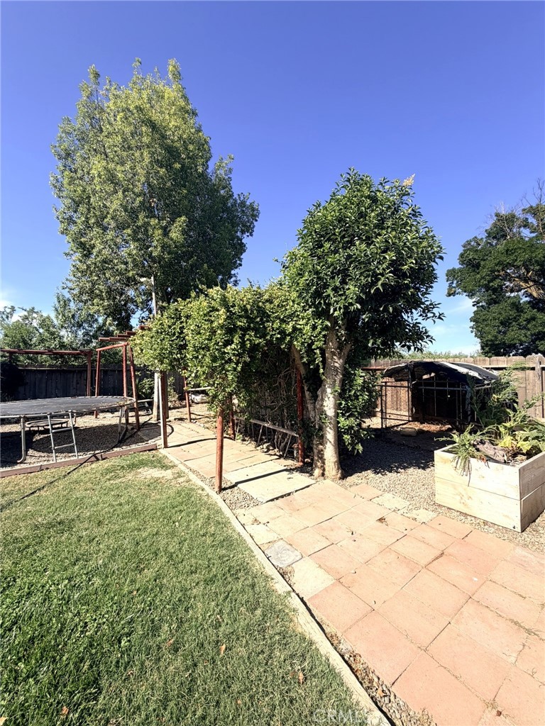33 E Wallis, Gustine, CA 95322