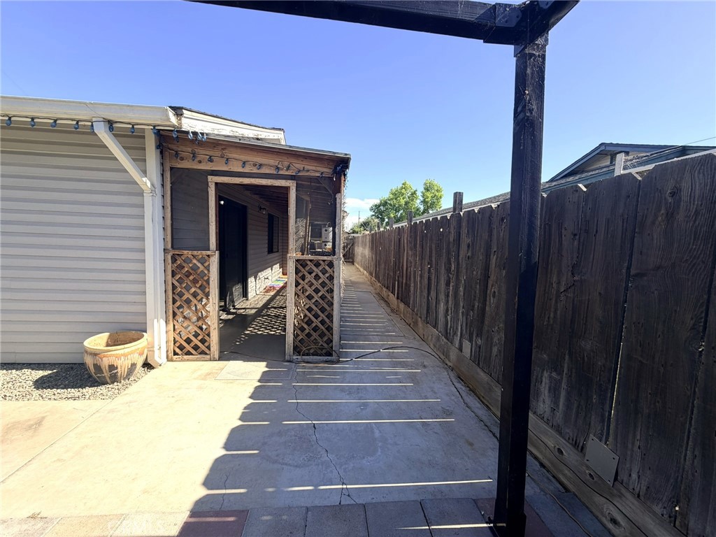 33 E Wallis, Gustine, CA 95322