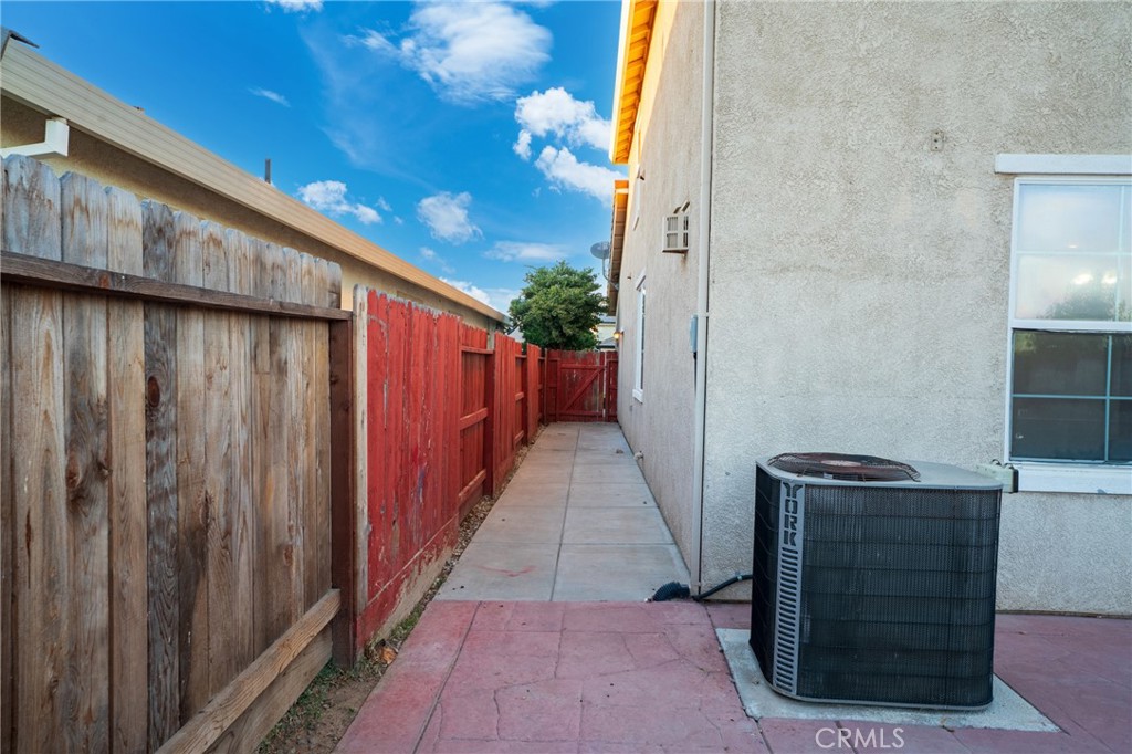 1466 La Sierra St, Merced, CA 95348