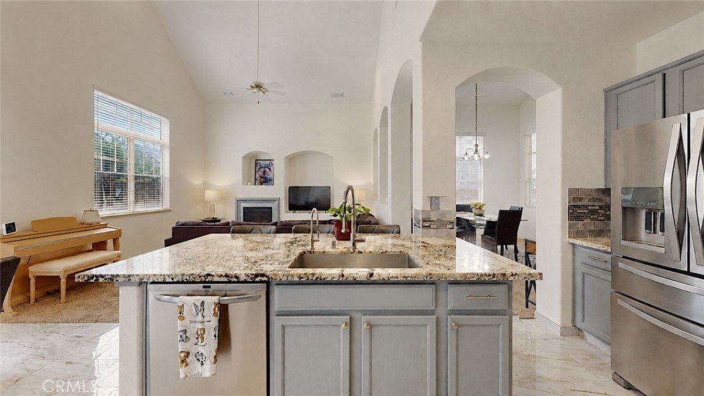 206 River Pointe, Waterford, CA 95386
