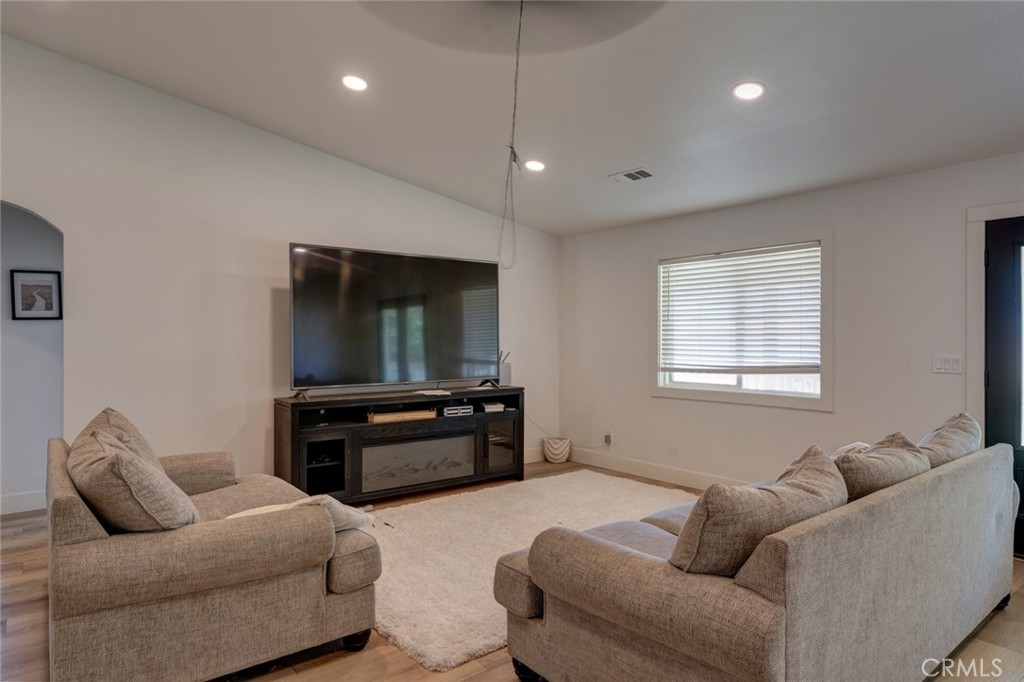 561 Rushing Rd, Waterford, CA 95386
