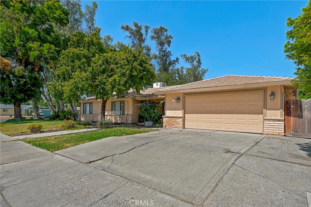 587 W Donna Dr, Merced, CA 95348