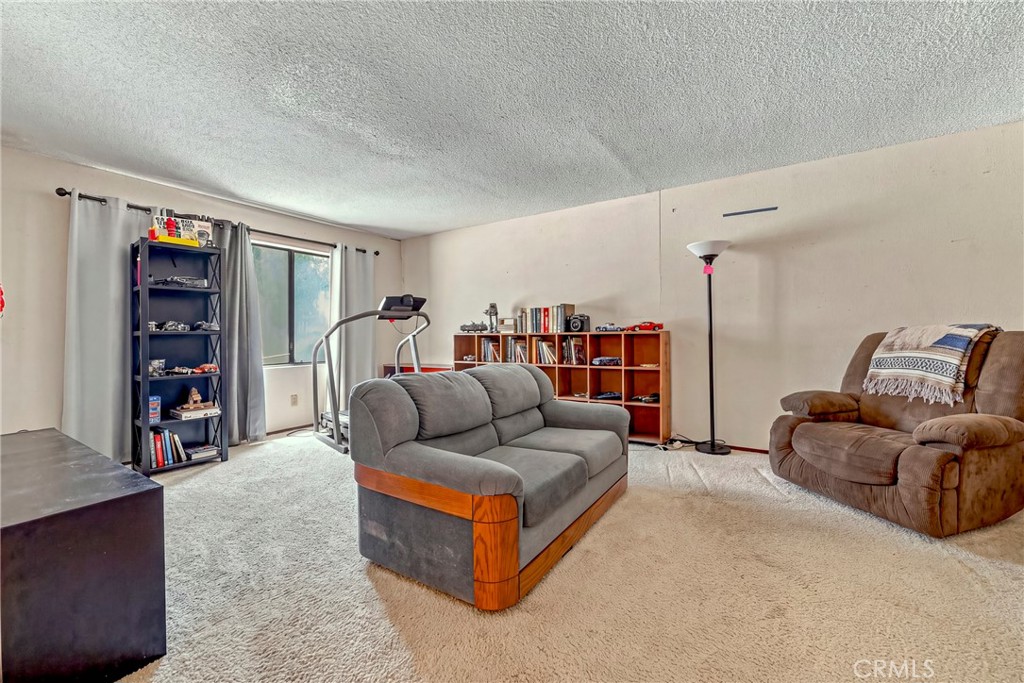 587 W Donna Dr, Merced, CA 95348