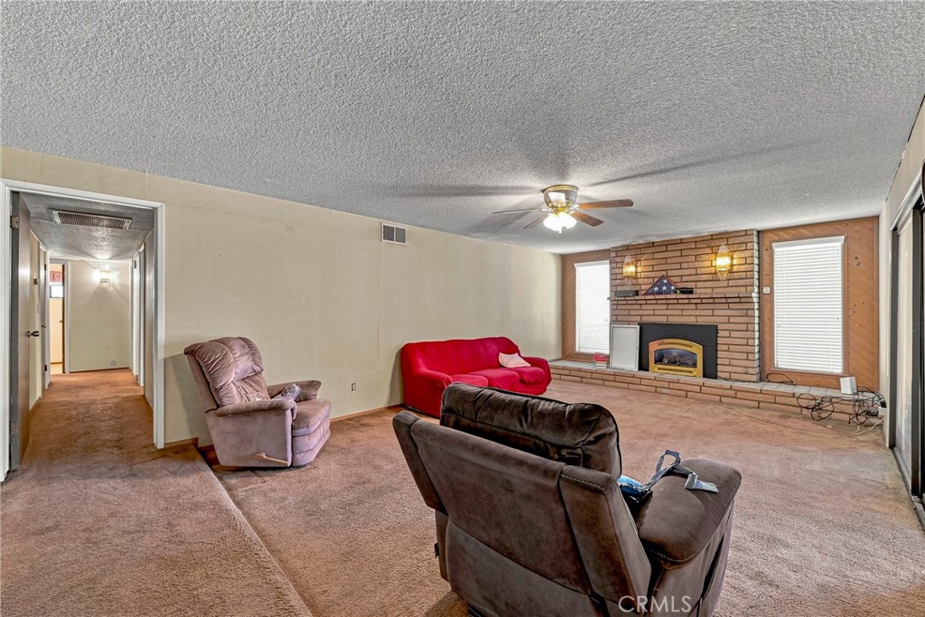 587 W Donna Dr, Merced, CA 95348