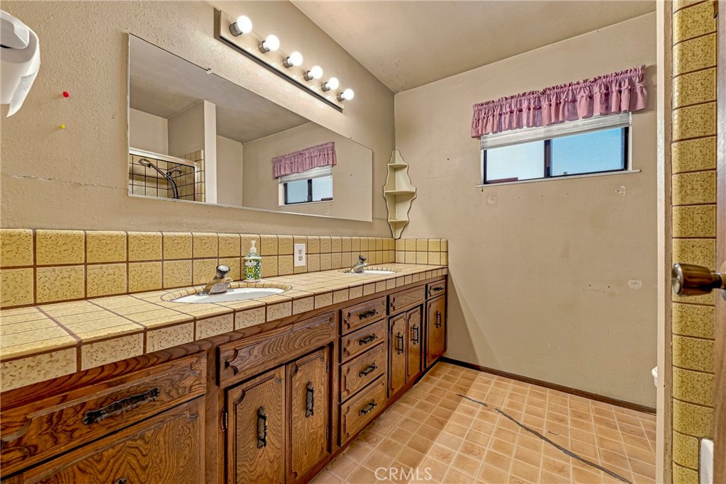 587 W Donna Dr, Merced, CA 95348